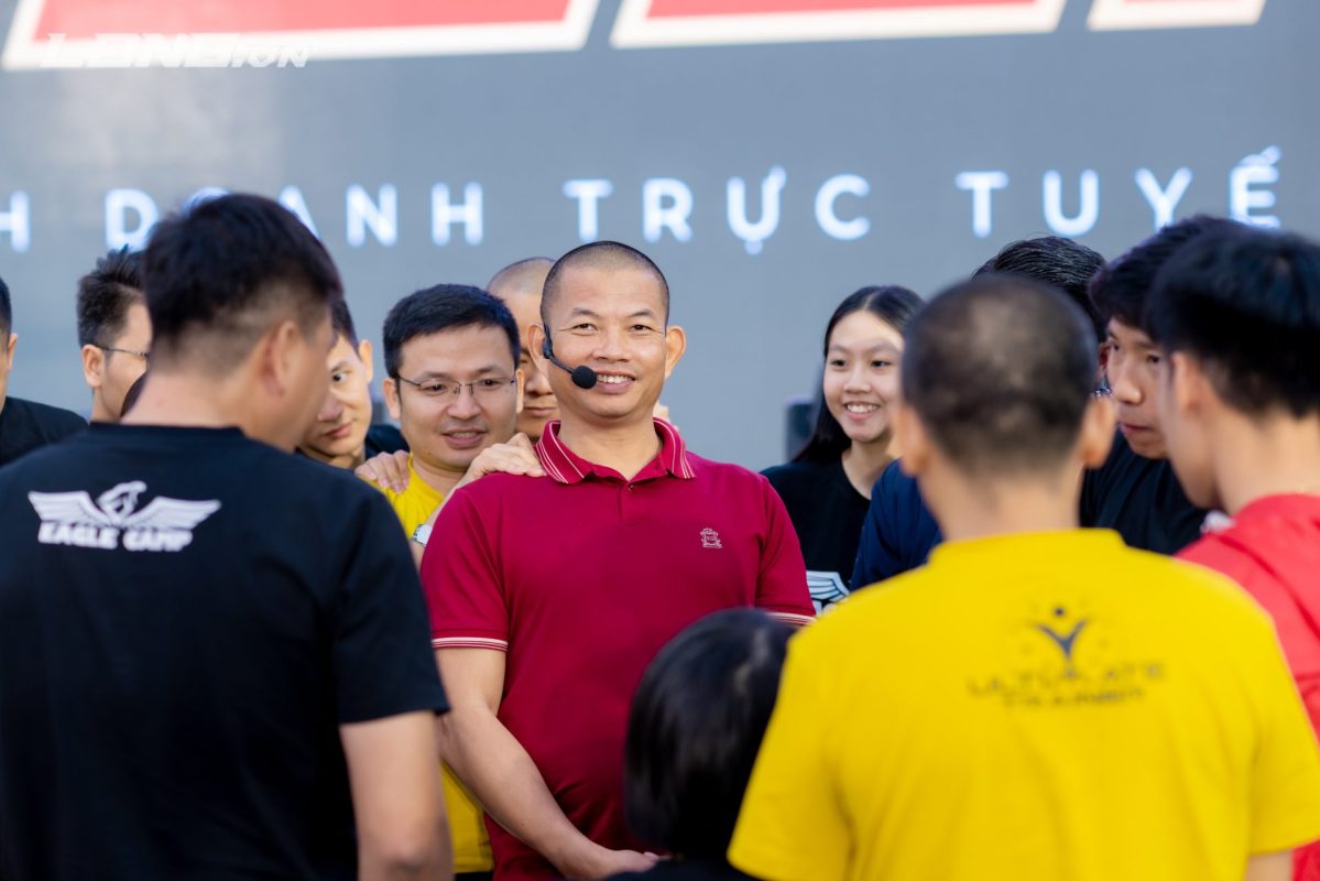 Bác sĩ Nguyễn Quang Hòa là người đồng hành cùng sức khỏe xương khớp thầy Phạm Thành Long cùng gia đình