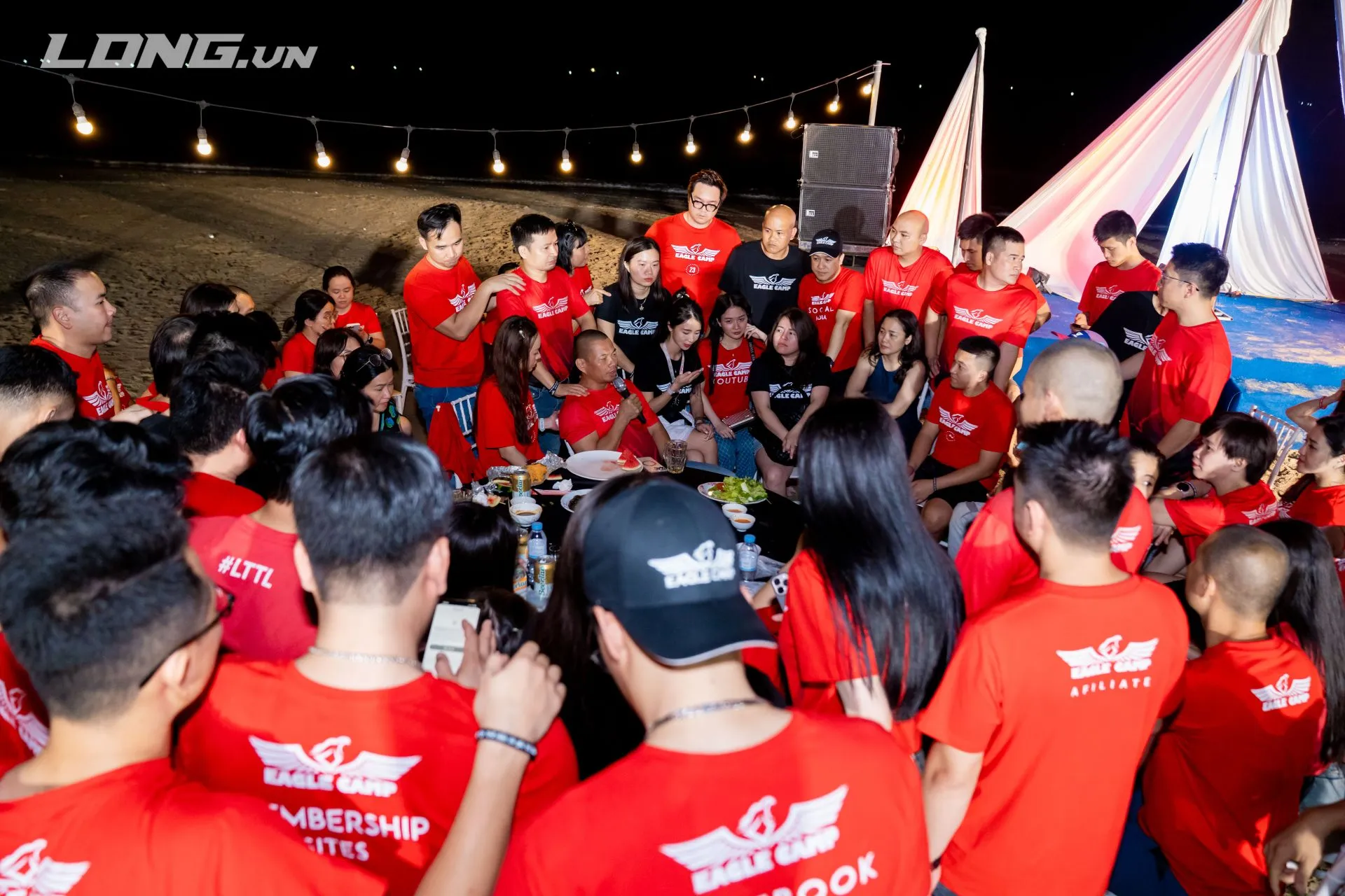 Bác sĩ Nguyễn Quang Hòa là người đồng hành cùng sức khỏe xương khớp thầy Phạm Thành Long cùng gia đình