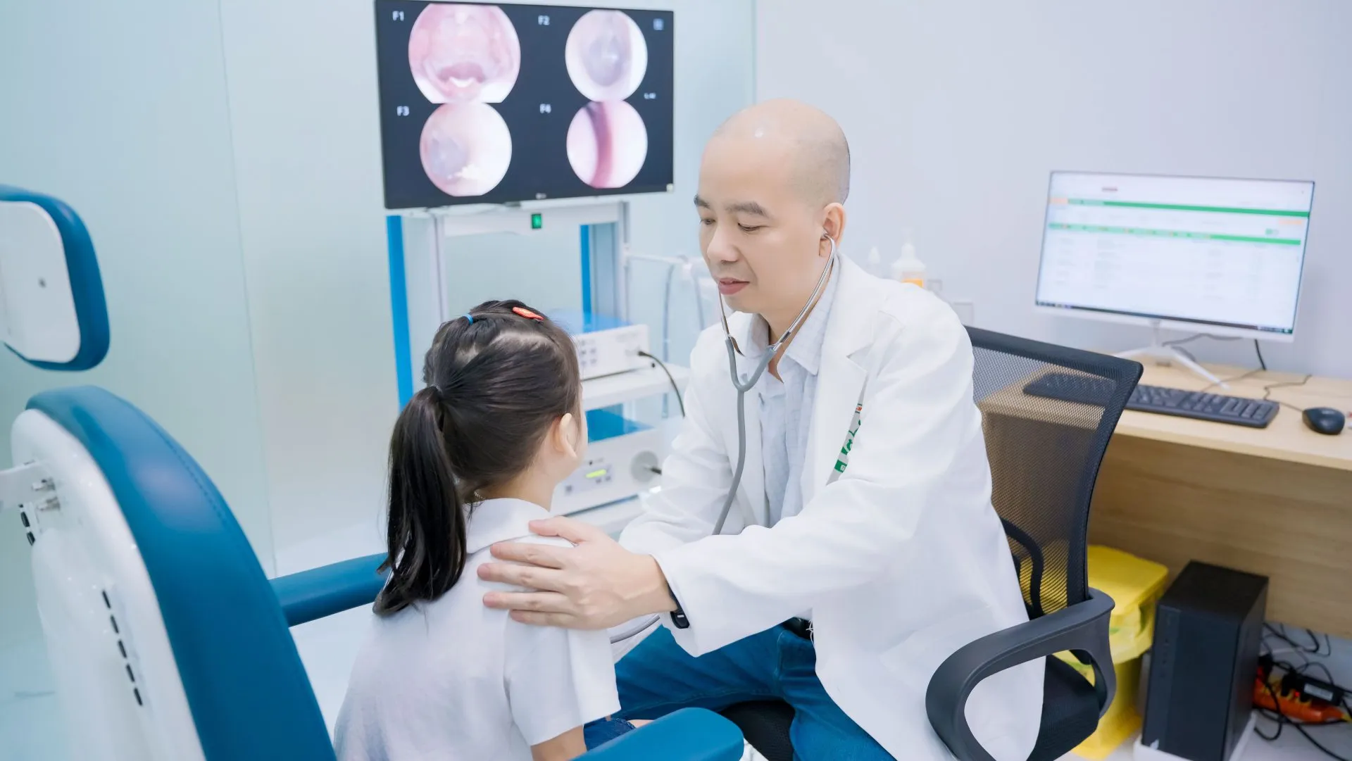 Bác sĩ Lê Xuân Dương khám bệnh