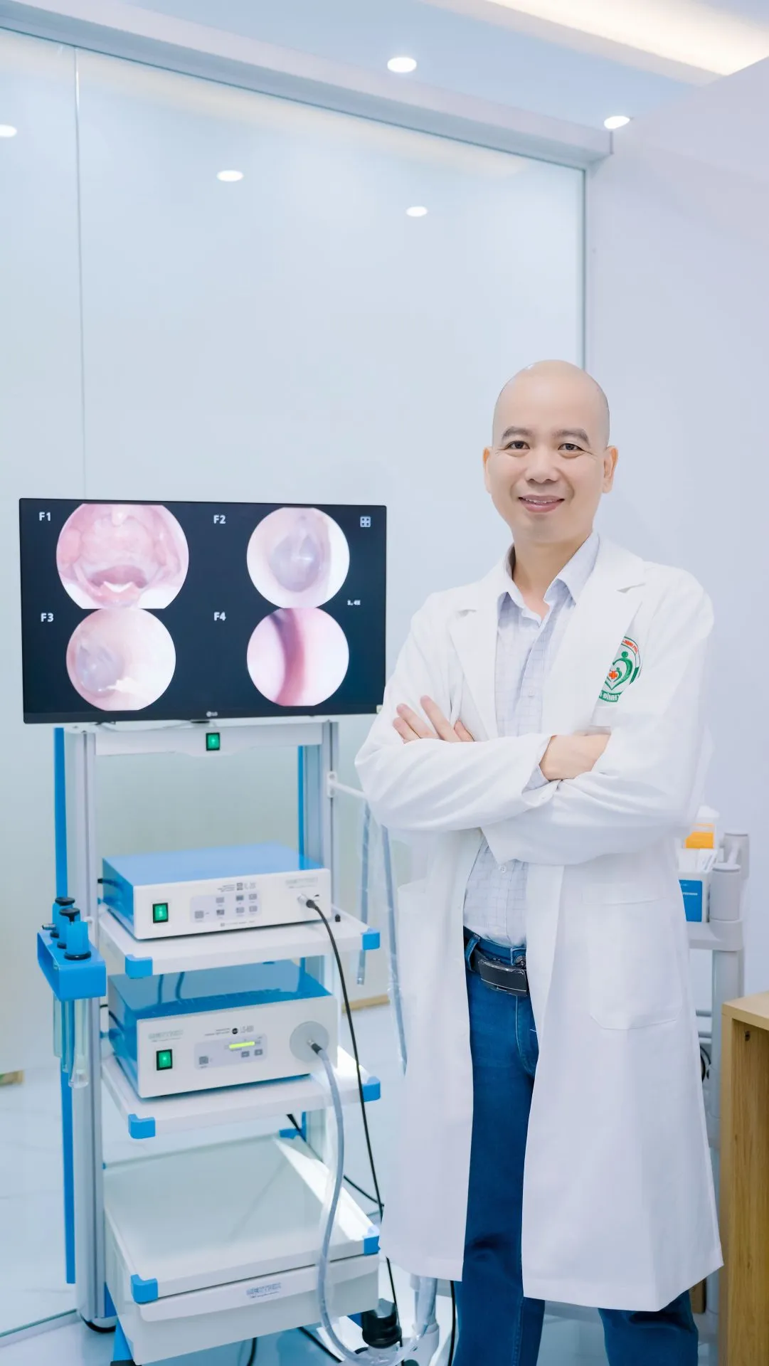 Bs Lê Xuân Dương tại phòng khám