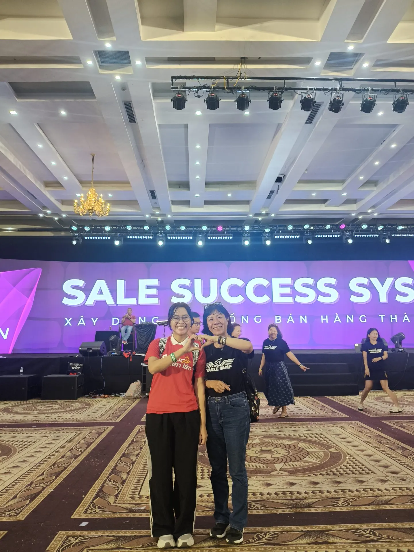 Chị bé Ba đi học cùng con gái