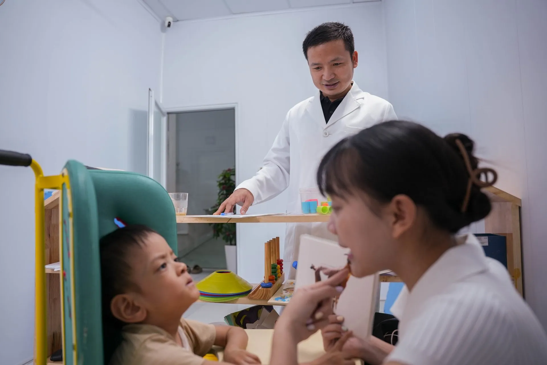 Bs Quang Hòa hiện diện tại buổi can thiệp nhận thứ cho trẻ Việt kiều từ Nhật Bản