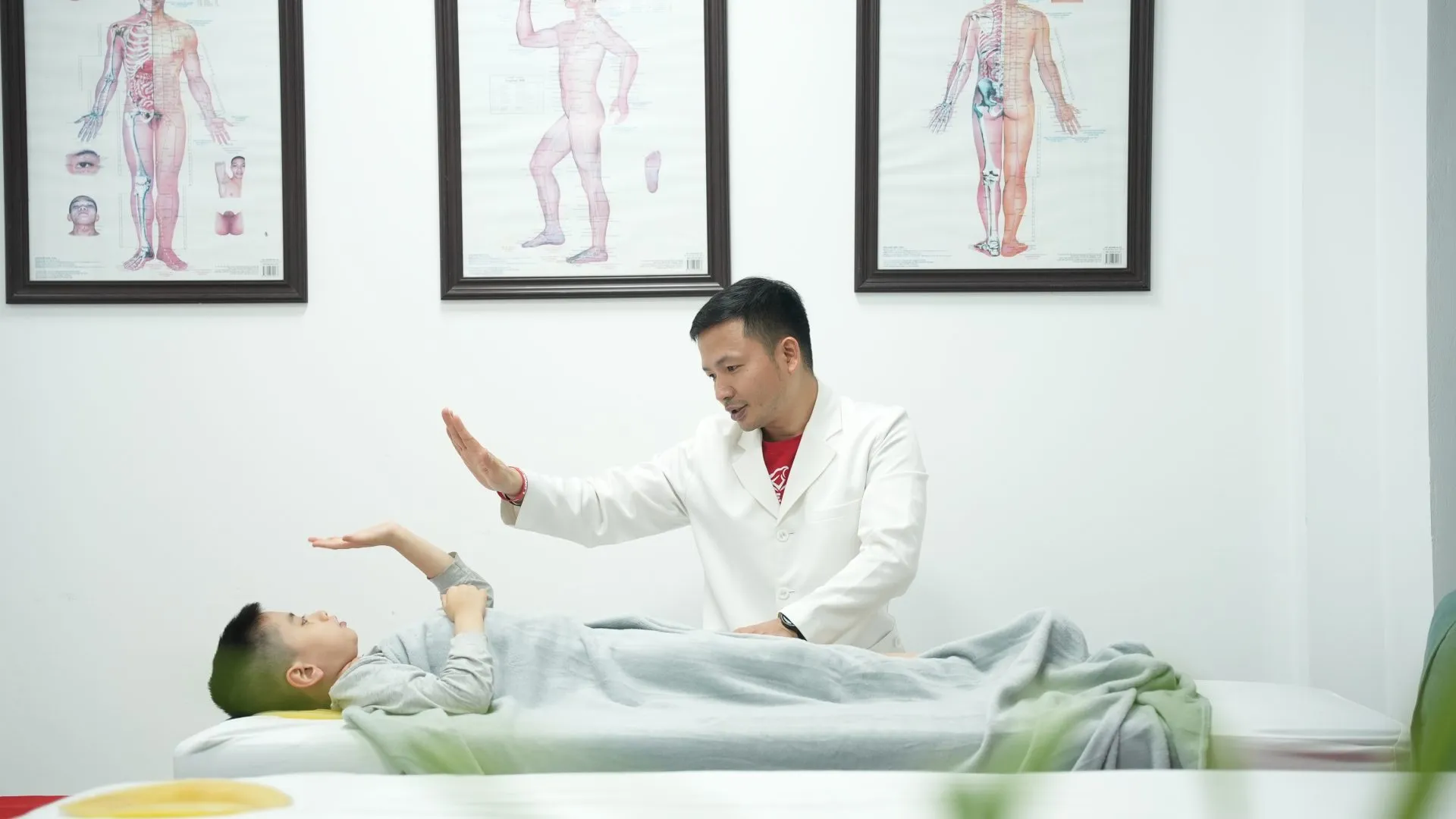 Bác sĩ Nguyễn Quang Hòa thăm khám cho trẻ bại não