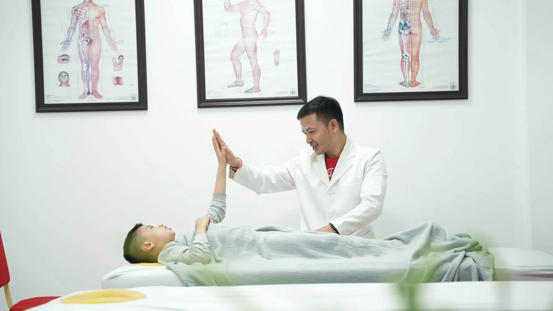 Bs Quang Hòa trị liệu cho Biển