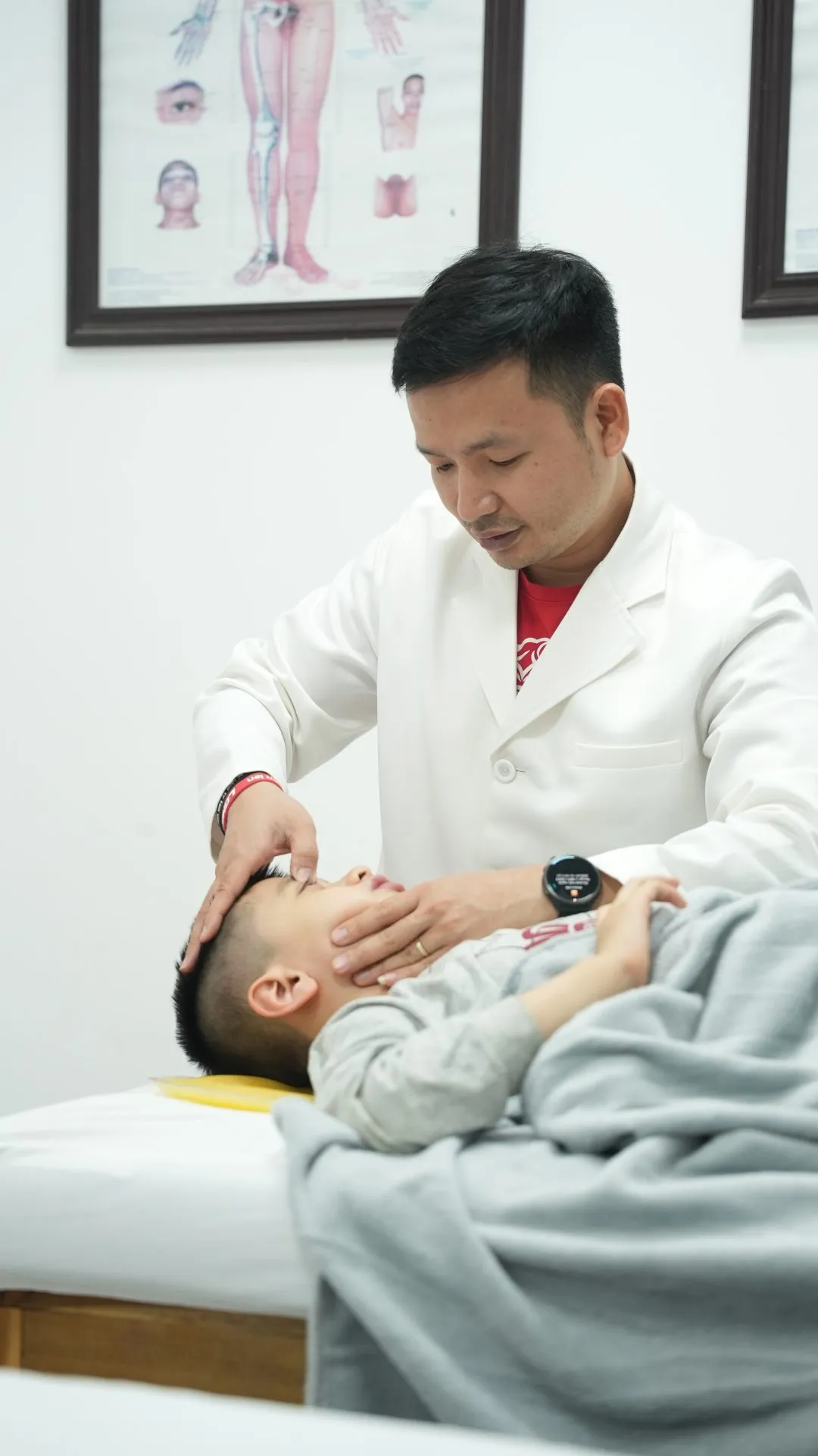 Bác sĩ Nguyễn Quang Hòa bấm huyệt cho trẻ lác mắt