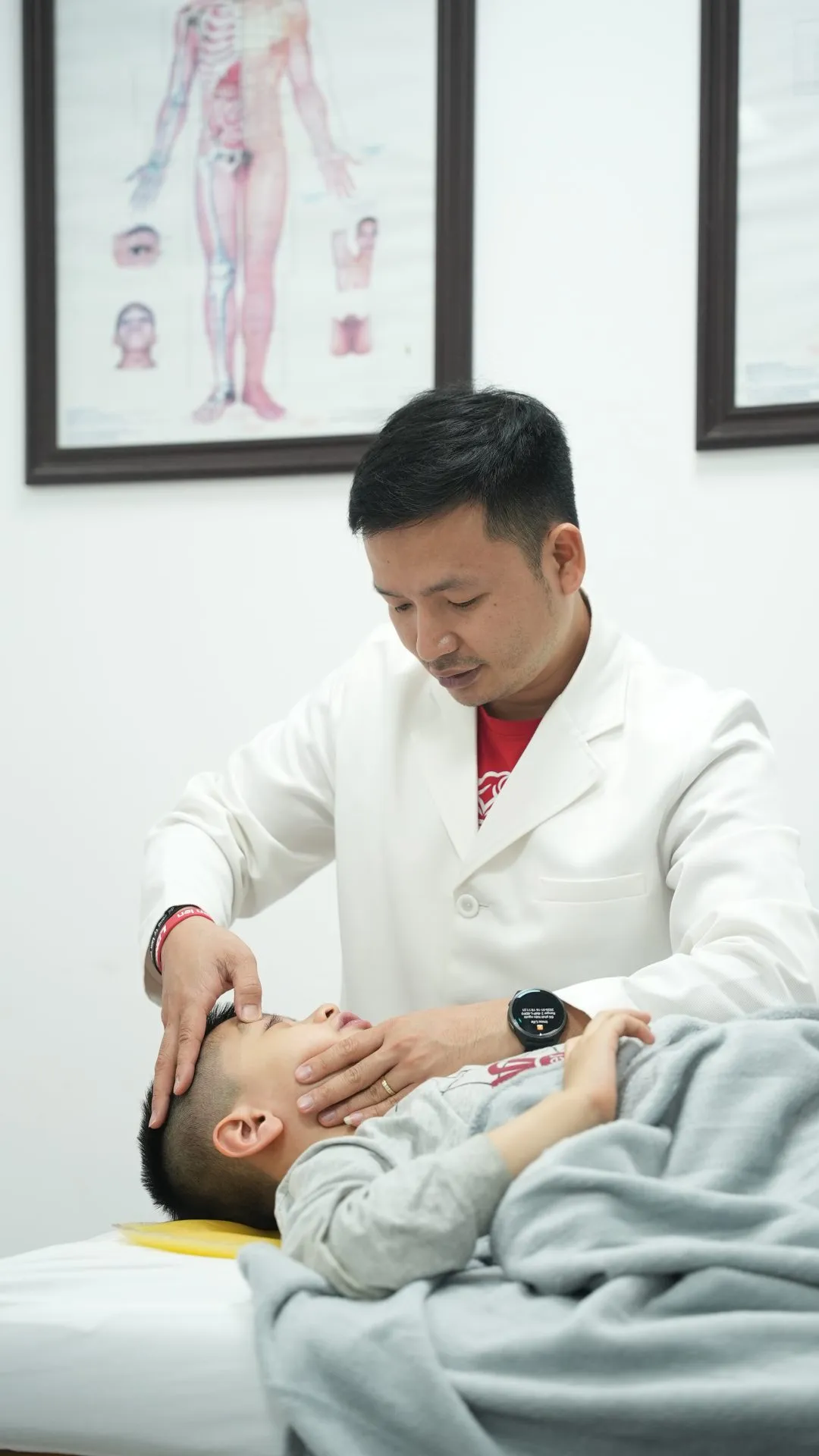 Bs Quang Hòa bấm Thiên Thiên Ứng Huyệt cho Biển