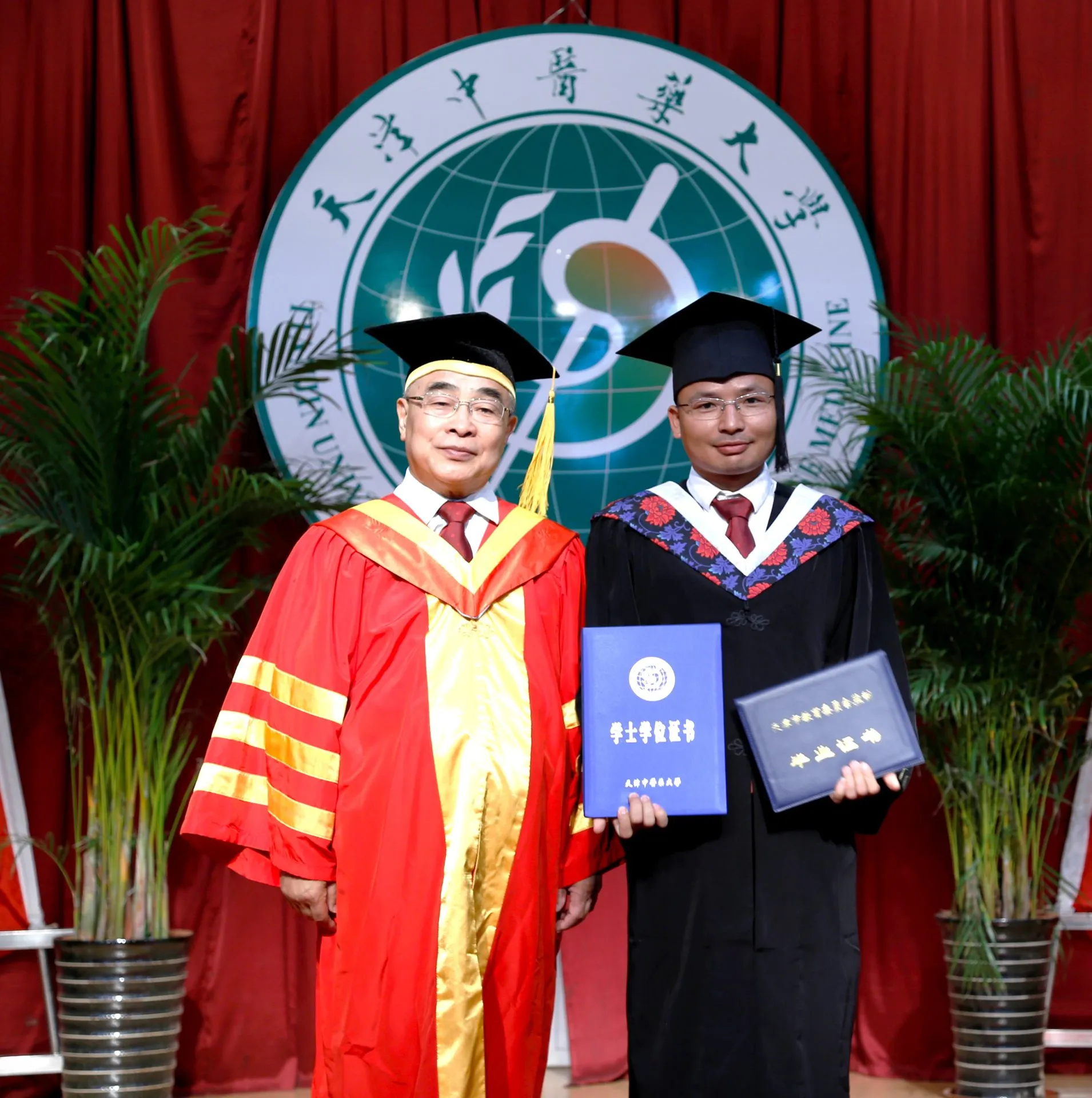 Bác sĩ Nguyễn Quang Hòa nhận bằng tốt nghiệp từ Viên sĩ Trương Bá Lễ