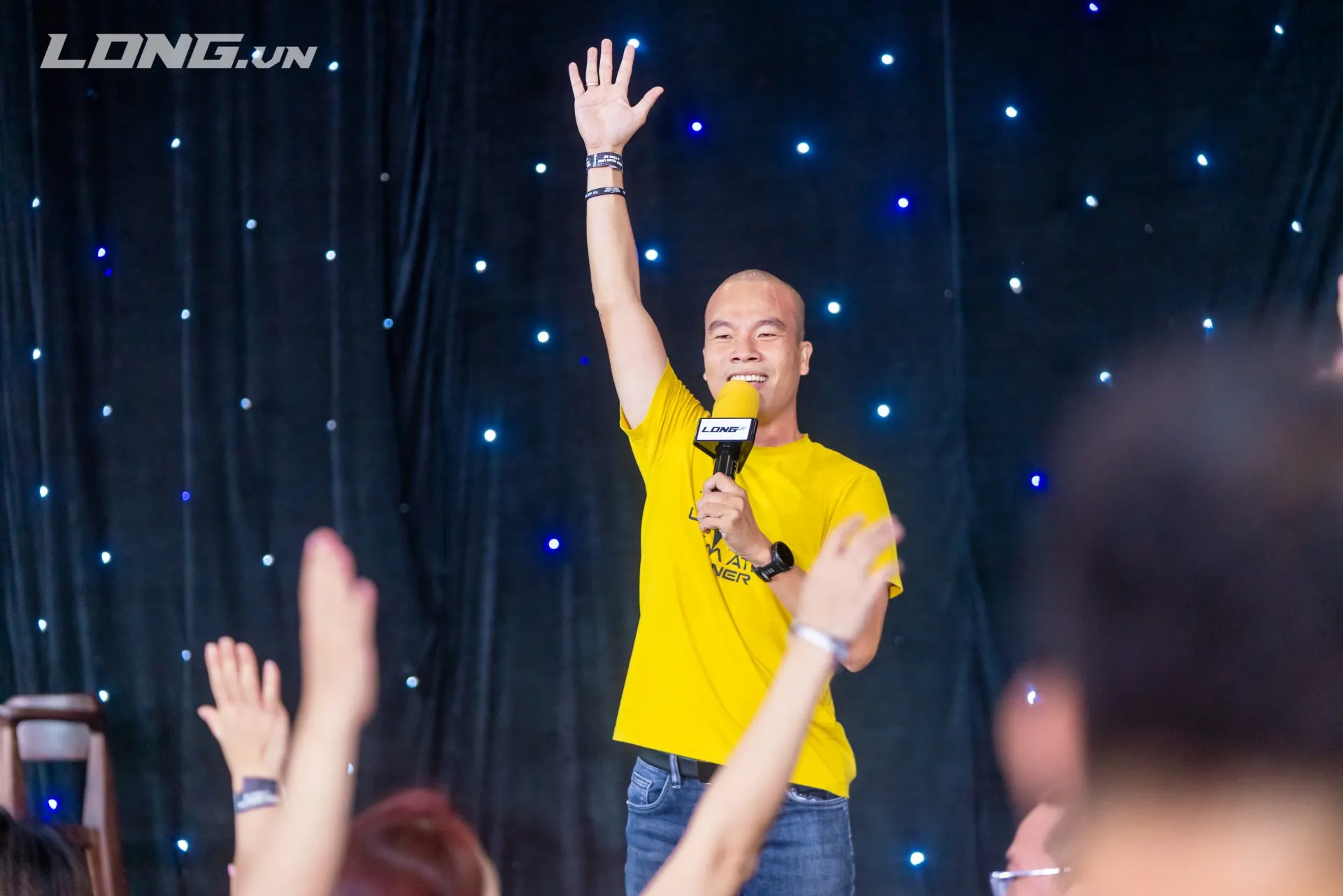 Sáu Bình điều khiển sân khấu