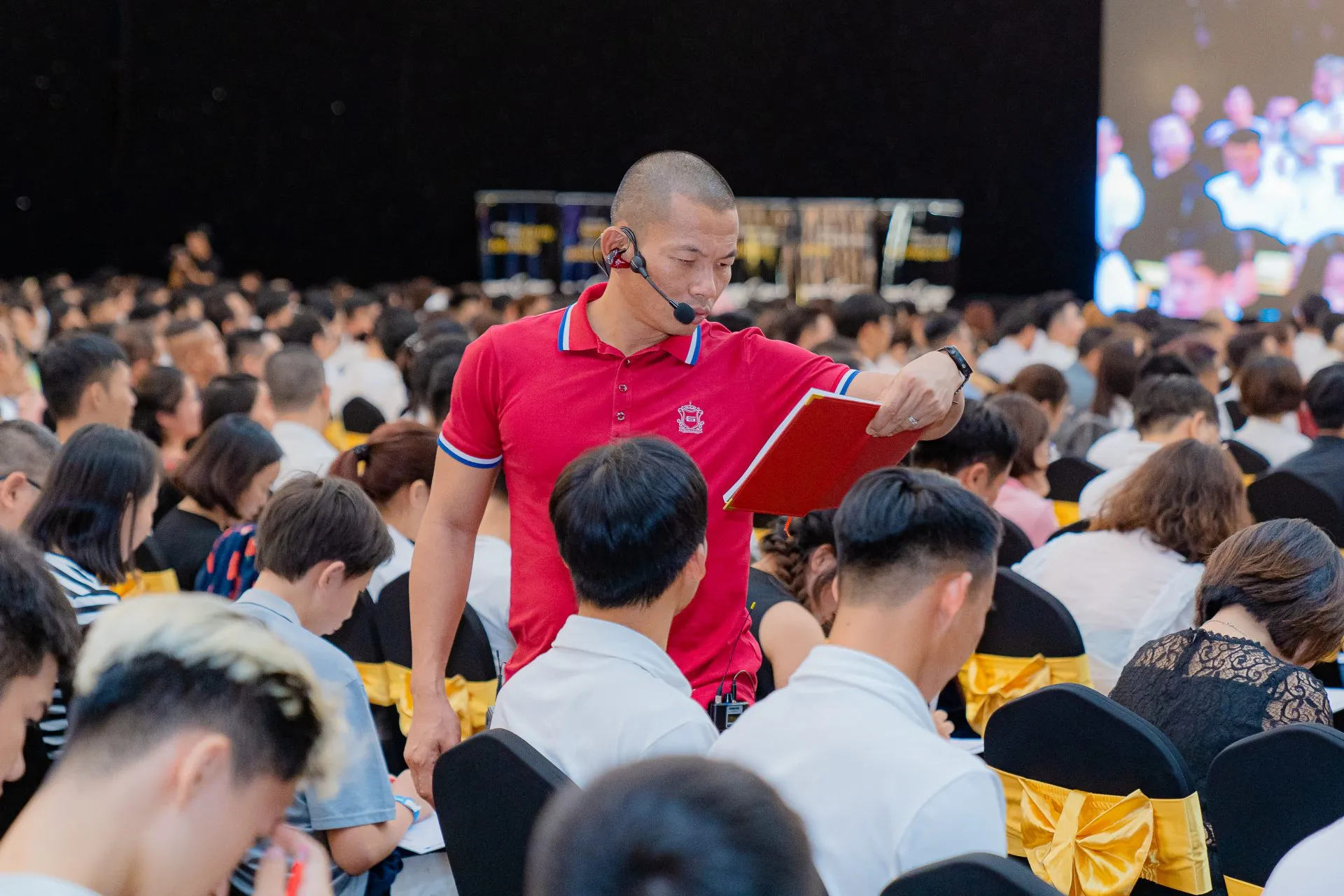 Thầy Phạm Thành Long trong giờ đào tạo Đánh Thức Sự Giàu Có