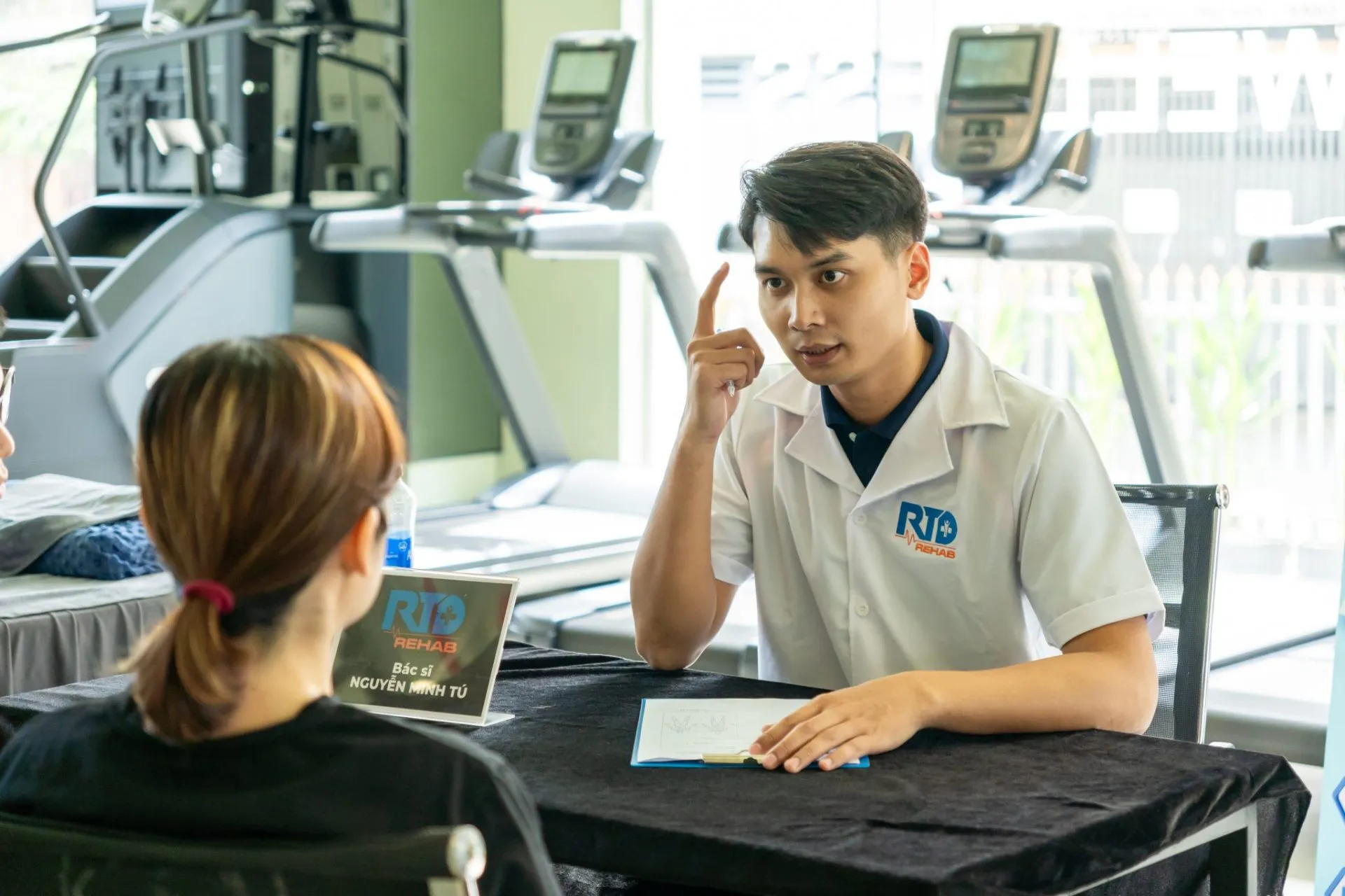 Bác sĩ Nguyễn Minh Tú làm việc