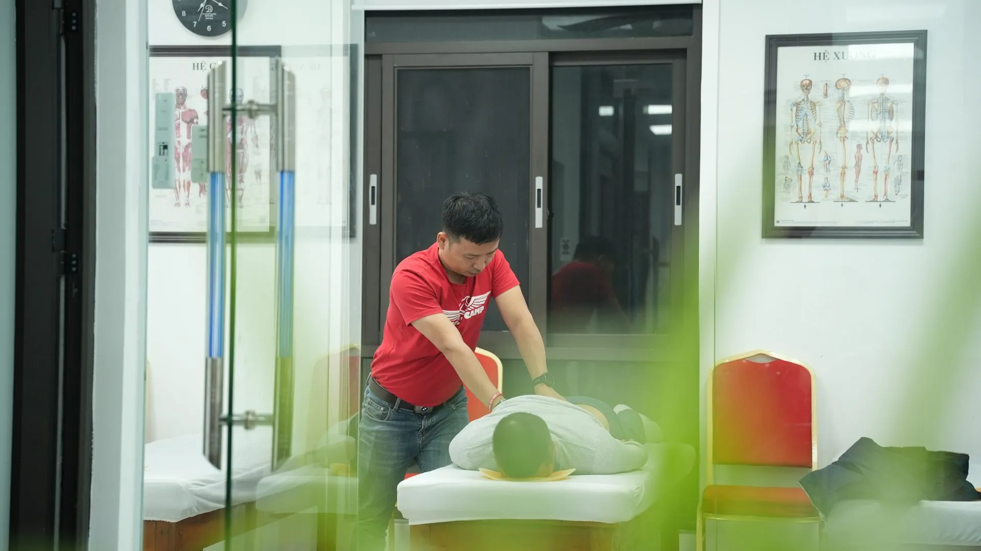 Bác sĩ  Nguyễn Quang Hòa Bấm huyệt cho bệnh nhân Thoát vị đĩa đệm