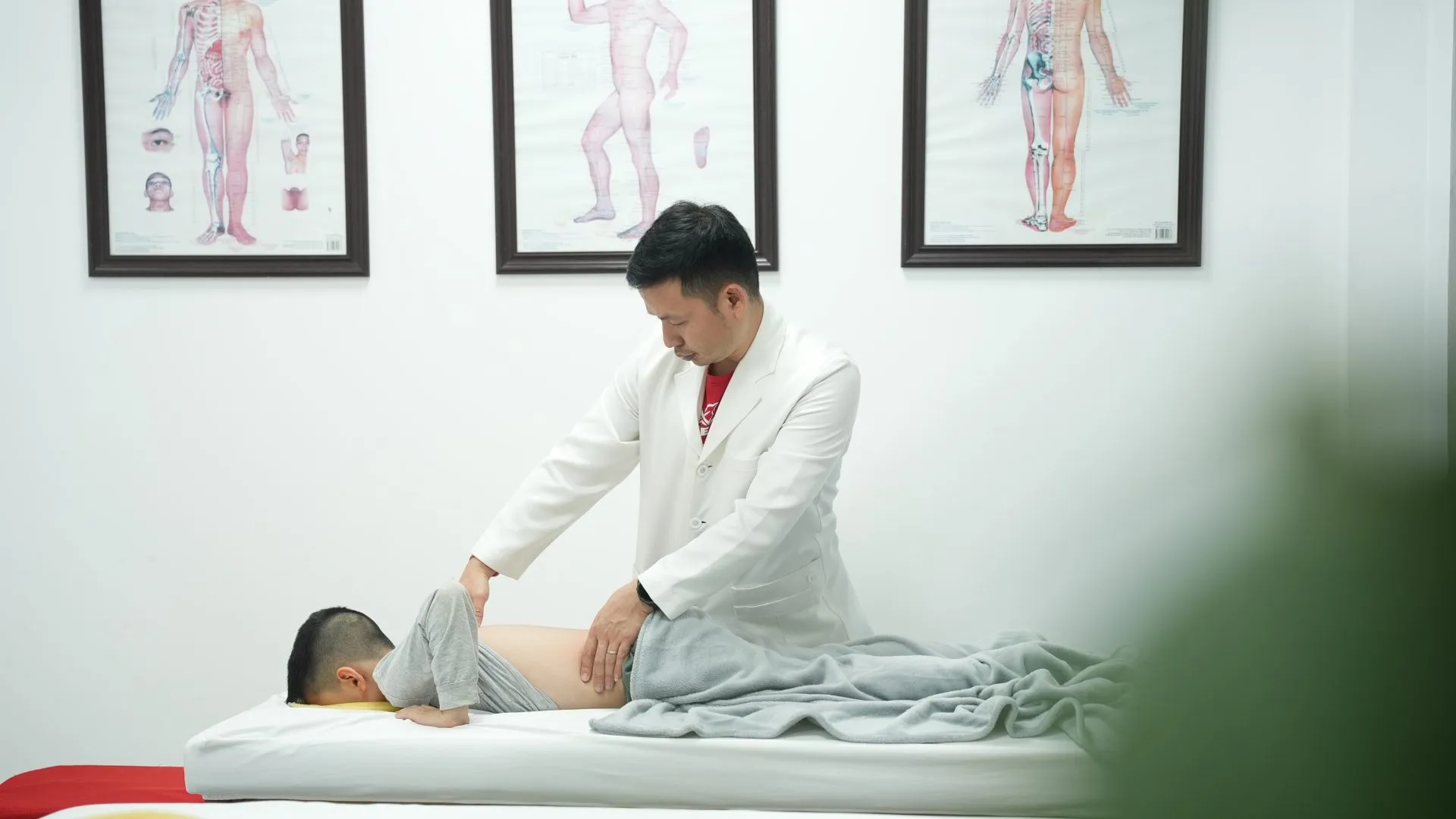 Bác sĩ Nguyễn Quang Hòa nắn chỉnh cột sống