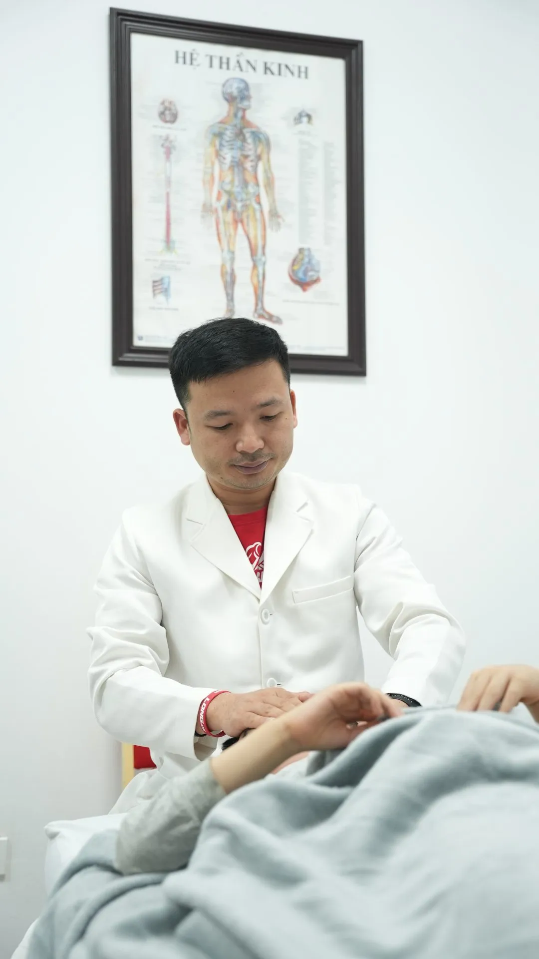 Bác sĩ Nguyễn Quang Hòa bấm huyệt cho trẻ