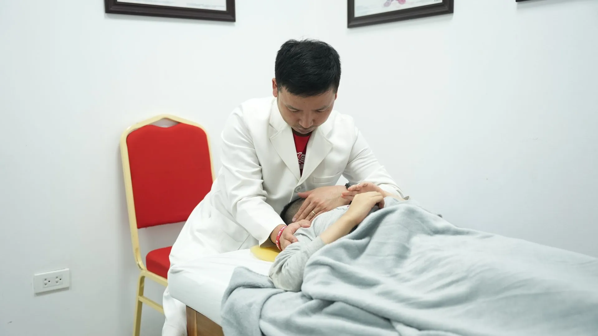 Bác sĩ Nguyễn Quang Hòa bấm huyệt cổ vai gáy cho trẻ