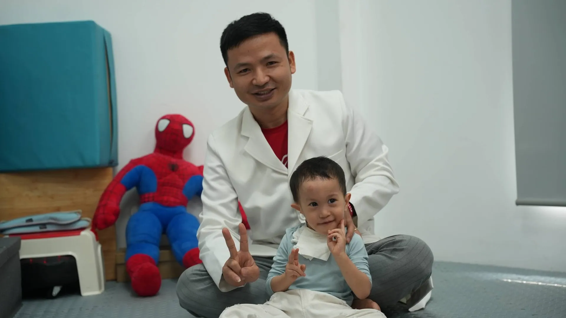 Bs Hòa nắn chỉnh cột sống cho trẻ vẹo cột sống cổ