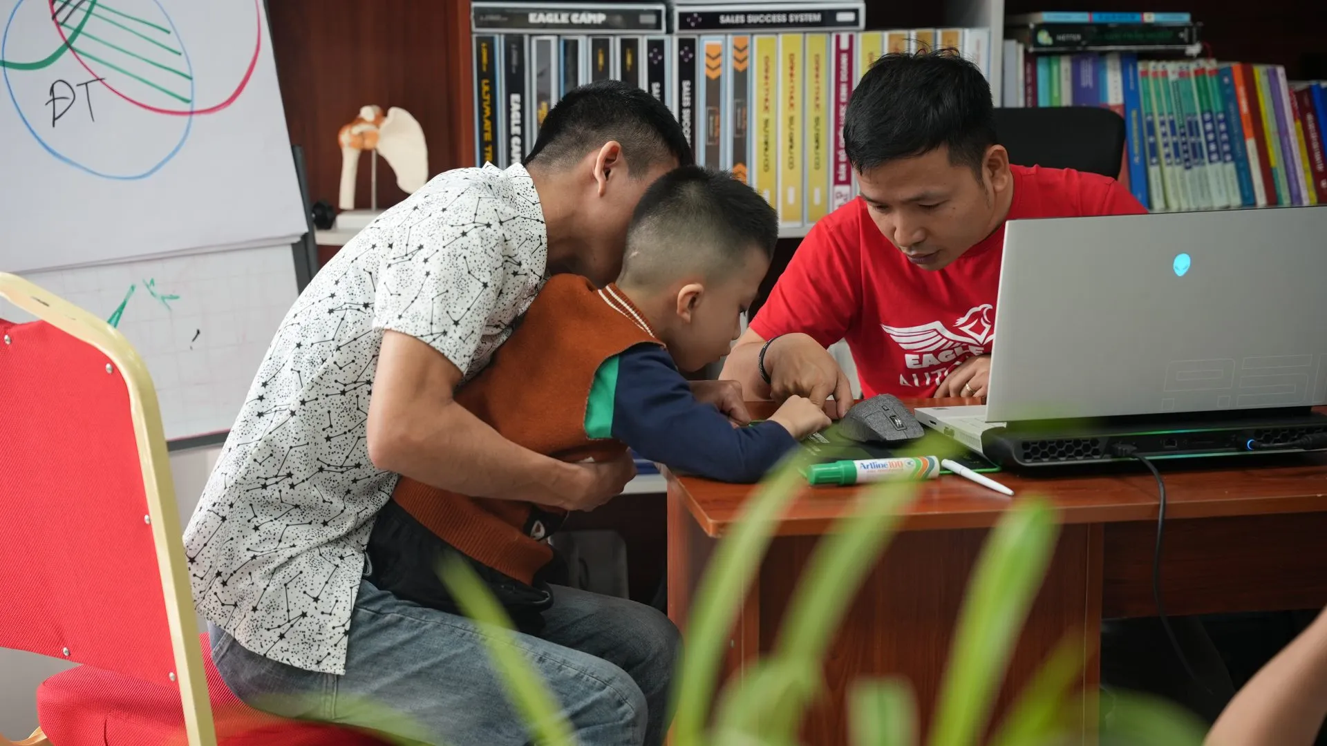 bác sĩ Hòa khám bệnh cho Bình