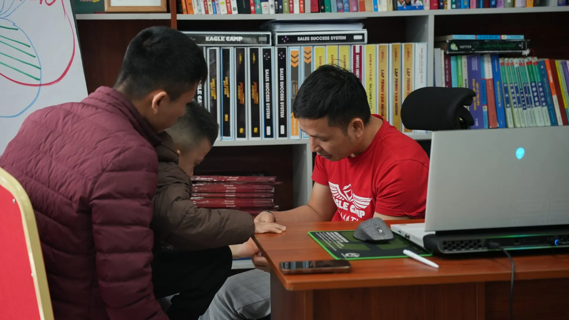 Bác sĩ Hòa khám chuyên sâu cho bé