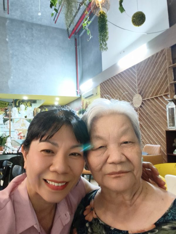 Chị Bé Ba cùng mẹ