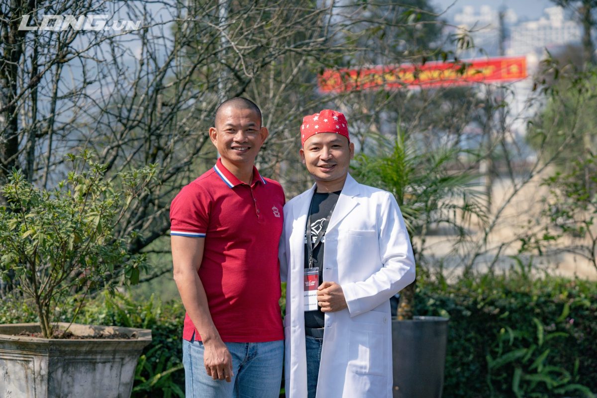 Bs Nguyễn Quang Hòa chụp ảnh cùng Thầy Phạm Thành Long