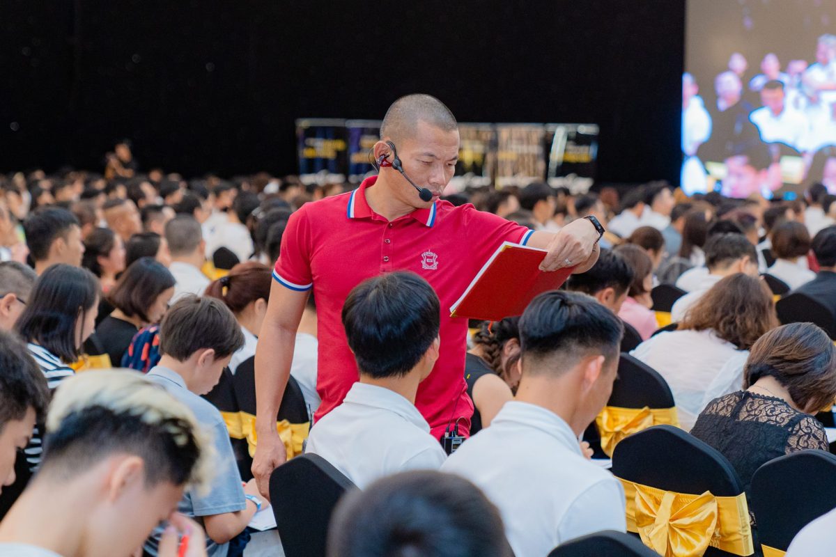 Thầy Phạm Thành Long trong giờ đào tạo Đánh Thức Sự Giàu Có