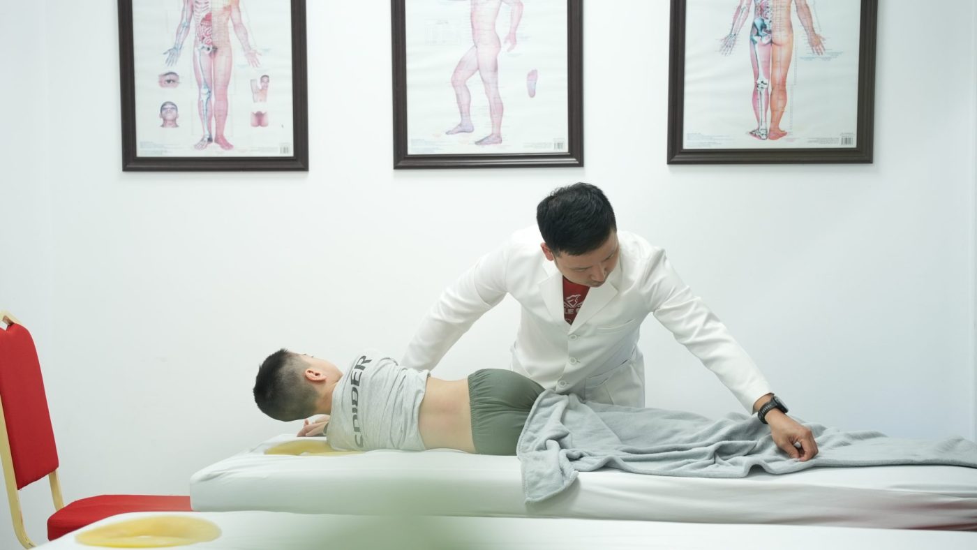 Bác sĩ Nguyễn Quang Hòa nắn chỉnh cột sống