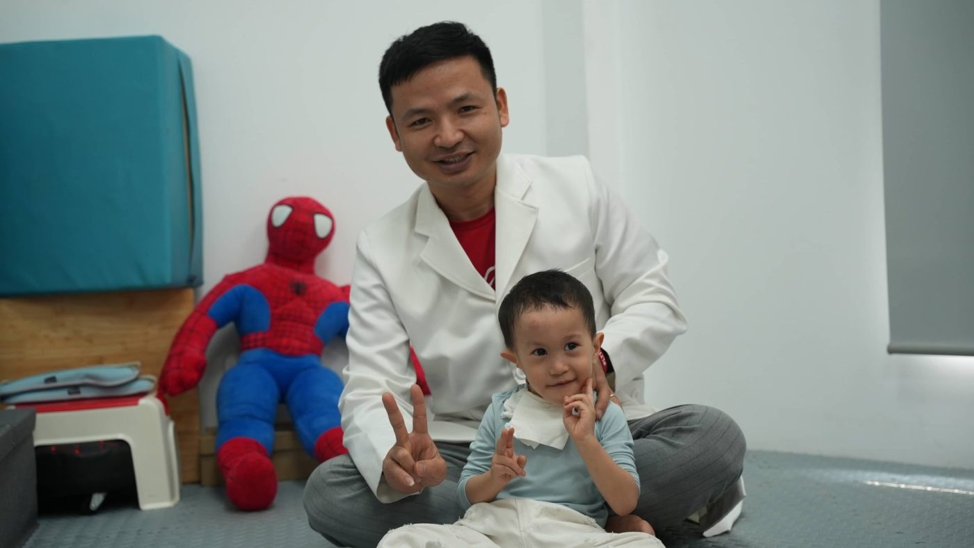 Bs Hòa nắn chỉnh cột sống cho trẻ vẹo cột sống cổ